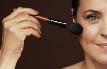Comment lisser les signes de l'âge et lifter mon visage avec du maquillage ?