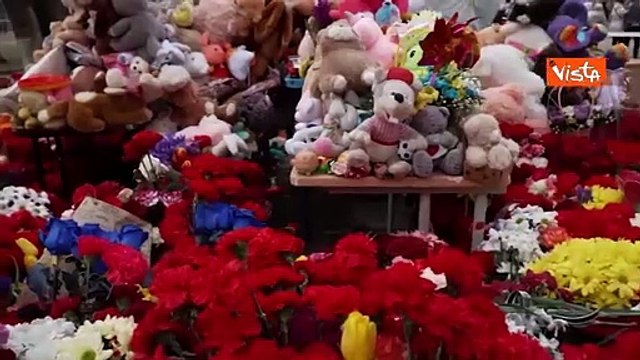 Zelensky e Mitsozakis visitano le macerie a Odessa e lasciano peluche in onore delle giovani vittime