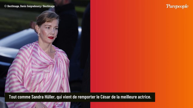 PHOTOS Marina Foïs en jupe courte et collants blancs, Millie Bobby Brown en robe flashy au défilé Louis Vuitton