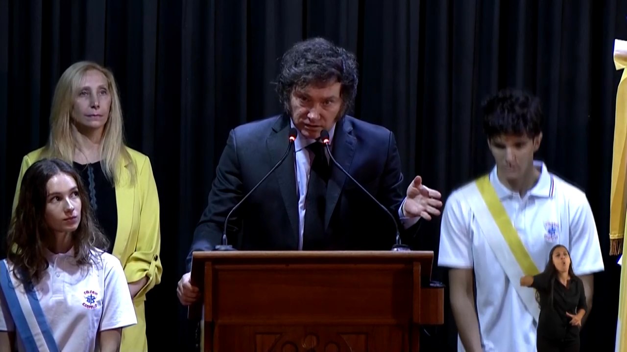 Video: Estudiante se desmaya al lado del presidente de Argentina, Javier Milei