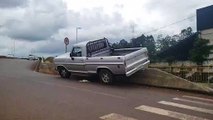 Caminhonete fica pendurada no viaduto da BR-277, em Cascavel