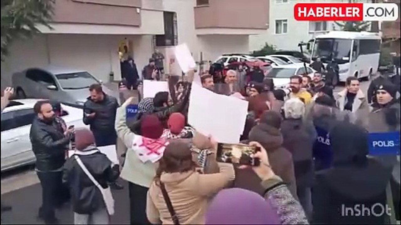 İsrail limanlarına gemi göndermekle itham edilen Limak Holding önünde protesto eylemi