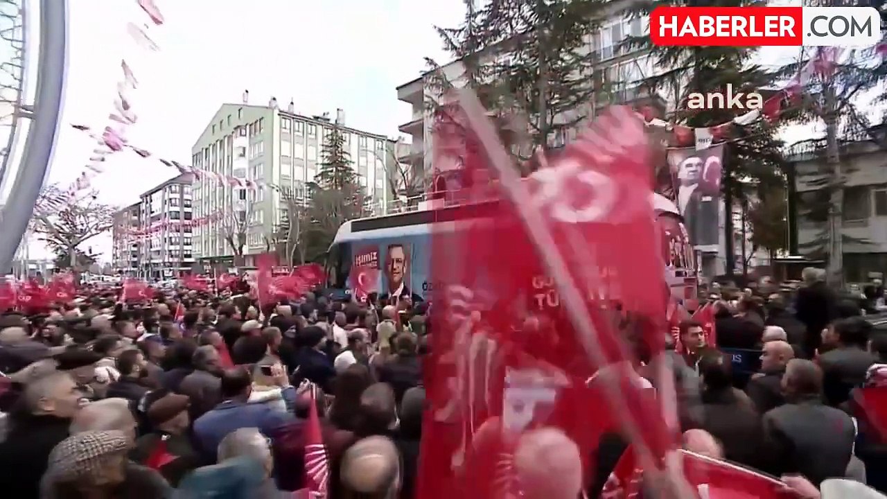 CHP Afyonkarahisar Belediye Başkan Adayı Burcu Köksal, "Seçildiğimde Afyonkarahisar Belediyesi'nin kapıları DEM Parti hariç her siyasi partiye açık olacak" ifadelerini kullandı. CHP lideri Özel ise "Sürçü lisan yaşandı" diyerek bir düzeltme yaptı.