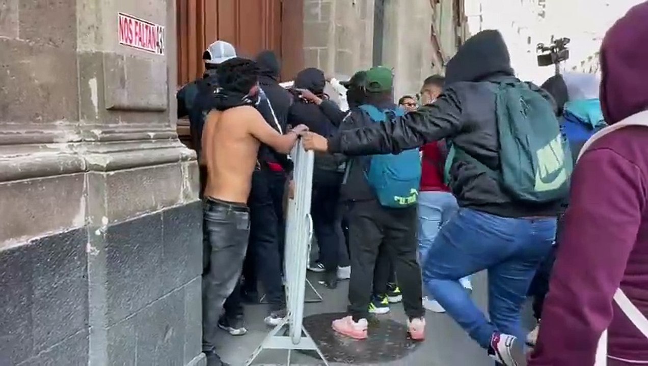 Manifestantes por Ayotzinapa irrumpen en Palacio Nacional