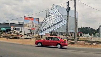 Direction de la communication publicitaire : Le dispositif publicitaire de 744 m2 contre 60 m2 en face de Fratmat démantelé