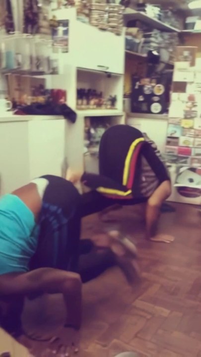 MESTRE ALEX SERRA JOGANDO CAPOEIRA COM MESTRE MULATO NA LOJA LAPA RIO CAPOEIRA EM 2015