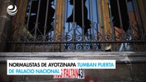 Normalistas de Ayotzinapa tumban puerta de Palacio Nacional para intentar entrar a hablar con AMLO