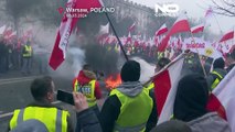 پلیس لهستان برای مقابله با کشاورزان معترض در ورشو گاز اشک آور پرتاب کرد