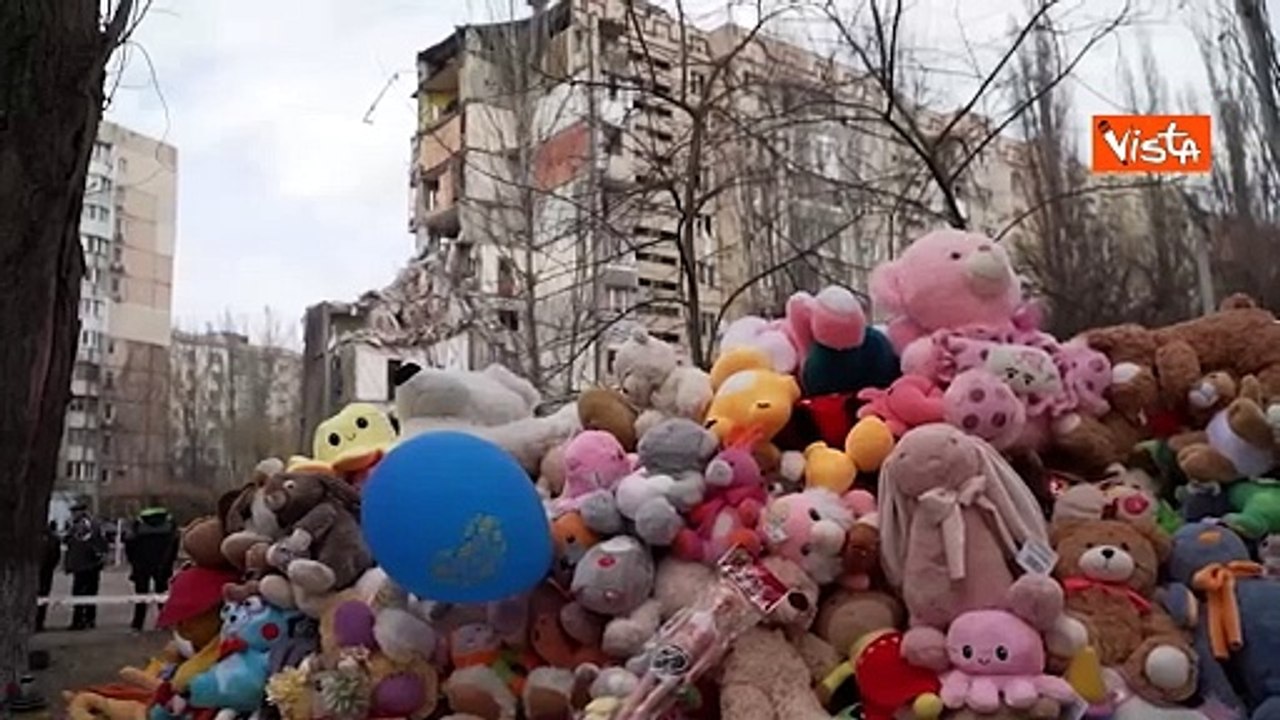 Una montagna di peluche lasciati sul luogo di un attacco russo a Odessa per le vittime