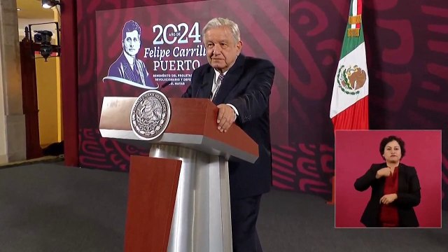 Manifestantes de Ayotzinapa derriban puerta de palacio presidencial en México