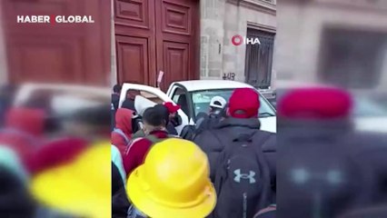 Yıllar önce kaybolan 43 öğrenci için ayaklandılar... Göstericiler araçla Başkanlık Sarayı’na daldı