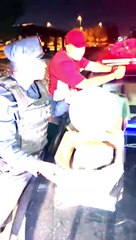 Ce livreur se fait arrêter par la police