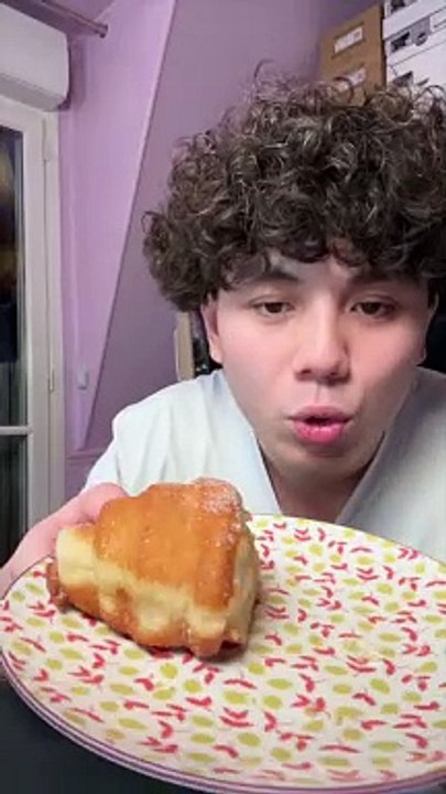 Dégustation du croissant beignet à la vanille de cedric grolet !