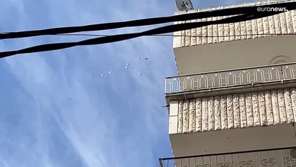 شاهد: عمليات إنزال جوي لمواد الإغاثة مستمرة فوق غزة.. "صوت جعجعة بلا طحين"