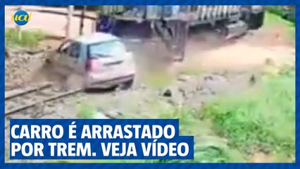 Carro com idoso é arrastado por trem