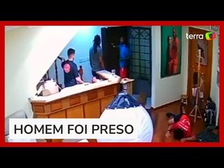 Tải video: Manoel Soares reage e entra em luta corporal após ter casa invadida em assalto