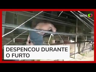 Download Video: Homem cai de poste ao tentar furtar cabos com serra no Rio de Janeiro