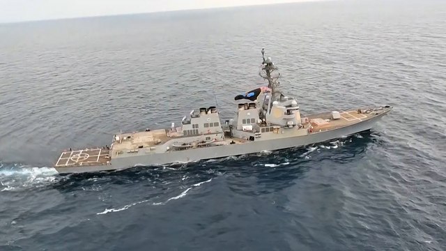 حاملة الطائرات الأميركية آيزنهاور تواصل عملياتها بالبحر الأحمر