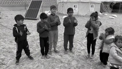 طفلة تخوض رحلة نزوح طويلة بعد مقتل أسرتها.. و"الأونروا": 17 ألف طفل يتيم في غزة