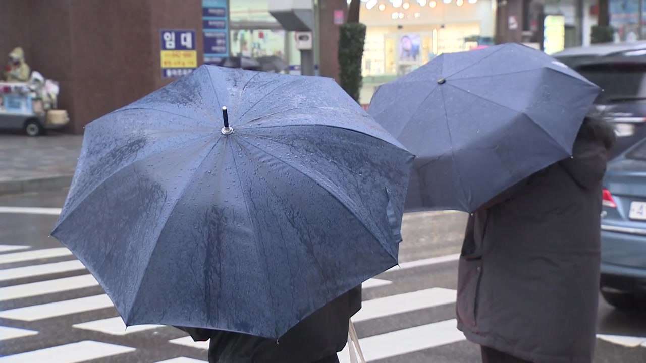[날씨] 전국 흐리고 산발적 비·눈...도로 미끄럼 주의 / YTN