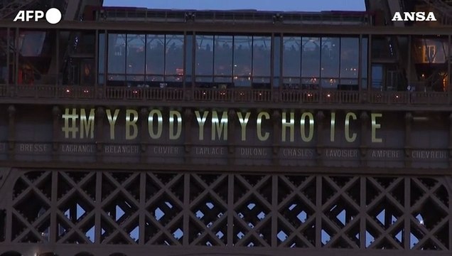 Francia, sulla Tour Eiffel celebrato il diritto all'aborto in Costituzione