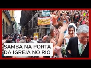 Noiva é recebida por roda de samba na porta da igreja