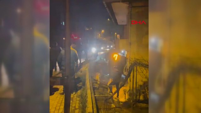 Üsküdar’da denetim noktasından kaçan otomobil apartman boşluğuna düştü