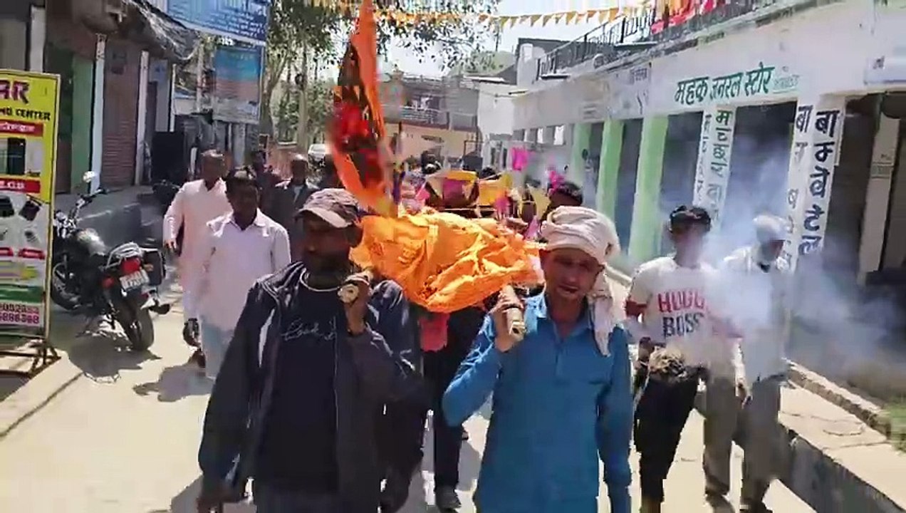 यूपी के फतेहपुर में बंदर की अंतिम यात्रा में उमड़ा जनसैलाब, होगा तेरहंवी संस्कार