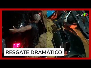 Homem salva mulher e bebê de carro ilhado por enchente em Nova Iguaçu (RJ)