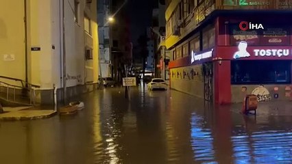 İskenderun'da şiddetli yağışla birlikte caddeler göle döndü