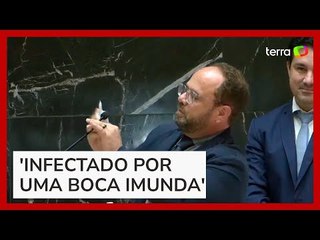 Deputado do PT limpa com álcool e papel higiênico microfone usado por Bolsonaro em MG