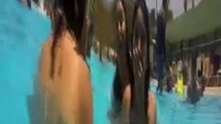 grupo de jovenes opinan del calor del verano en la piscina