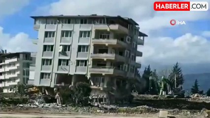 Halatla çekilen 6 katlı binanın domino taşı gibi devrildiği anlar kamerada