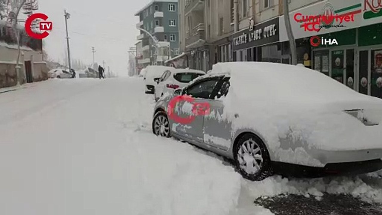 Başkale'de 65 yerleşim yerine ulaşım sağlanamıyor... Okullar tatil edildi!