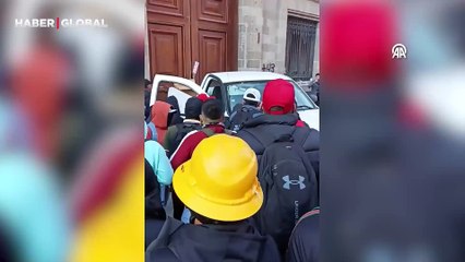 Meksika'da şiddetli protesto: Belediye başkanı içerideyken sarayın kapısını kırdılar