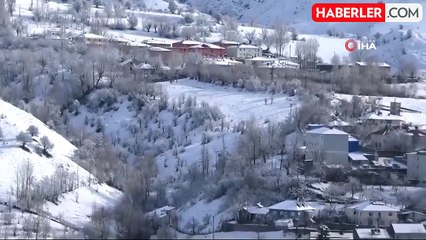 Pülümür'de kar yağışı kenti beyaza bürüdü