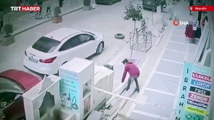 İnşaatın önünden geçen çocuğun üzerine kapı düştü