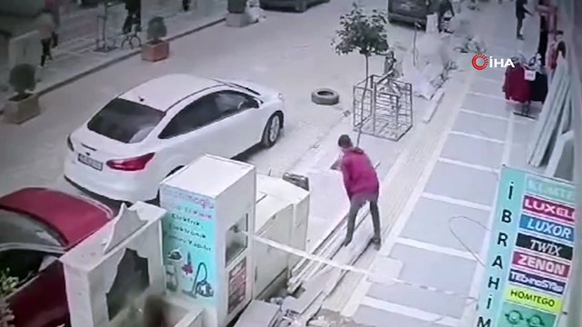 Saniye saniye kameralara yakalandı! Genç ağır yaralandı