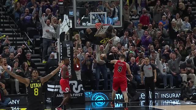Jordan Clarkson soars to the rim for monster slam