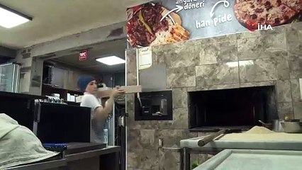 Meslek hayatına garson olarak başladı, pide ustası oldu