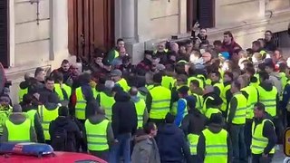 Enfrentamiento entre la Policía Foral y los agricultores a las puertas del Parlamento de Navarra