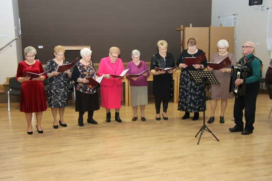 Dzień Kobiet i Mężczyzn u seniorów w Kobiernie. Słodki poczęstunek przy muzyce