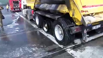 İstanbul'da TEM'de trafiği kilitleyen yangın