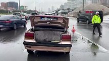 İstanbul - Kadıköy D-100'de otomobil alev alev yandı
