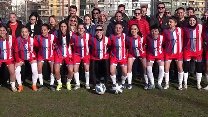 Dardanel Kadın Futbol Takımı’na Şahika Ercümen Desteği