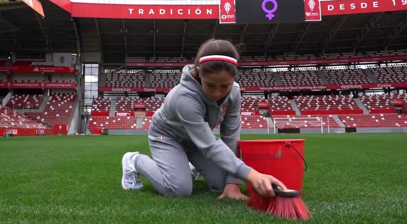 Piden la retirada del vídeo del Sporting de Gijón en el que se homenajea a la mujer limpiando de rodillas un campo de fútbol