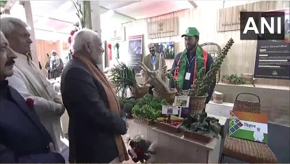 प्रधानमंत्री नरेंद्र मोदी ने पहले विभिन्न प्रदर्शनी का अवलोकन किया