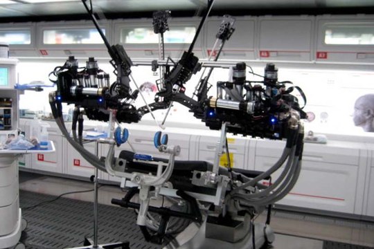 روبوت يجري جراحة في الفضاء بتوجيه أطباء من الأرض