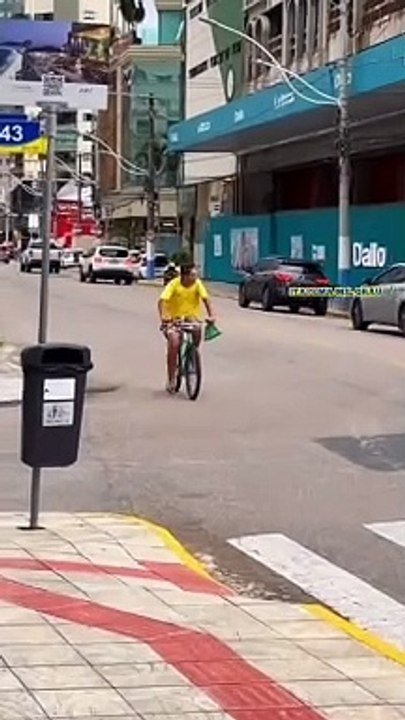 Cena inusitada: Homem senta em cadeira no meio de avenida em Itapema