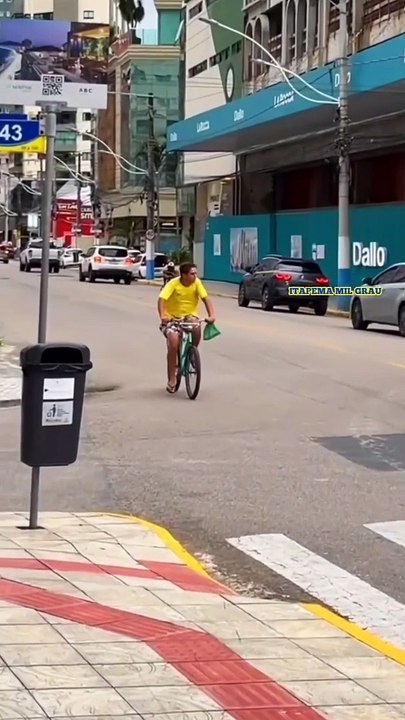 Cena inusitada: Homem senta em cadeira no meio de avenida em Itapema